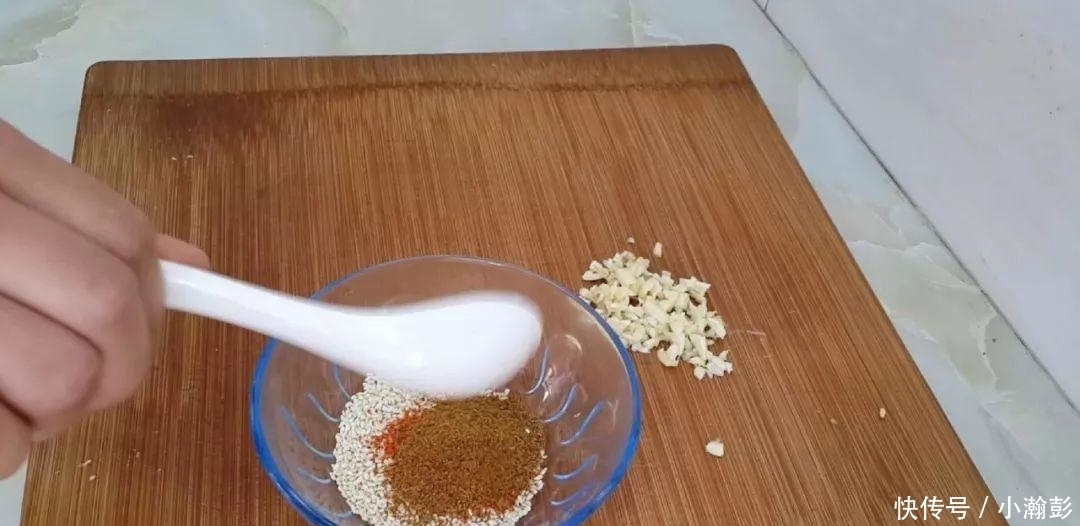 土豆又出新吃法，教你简单一做，比干锅土豆做法简单，比薯条好吃