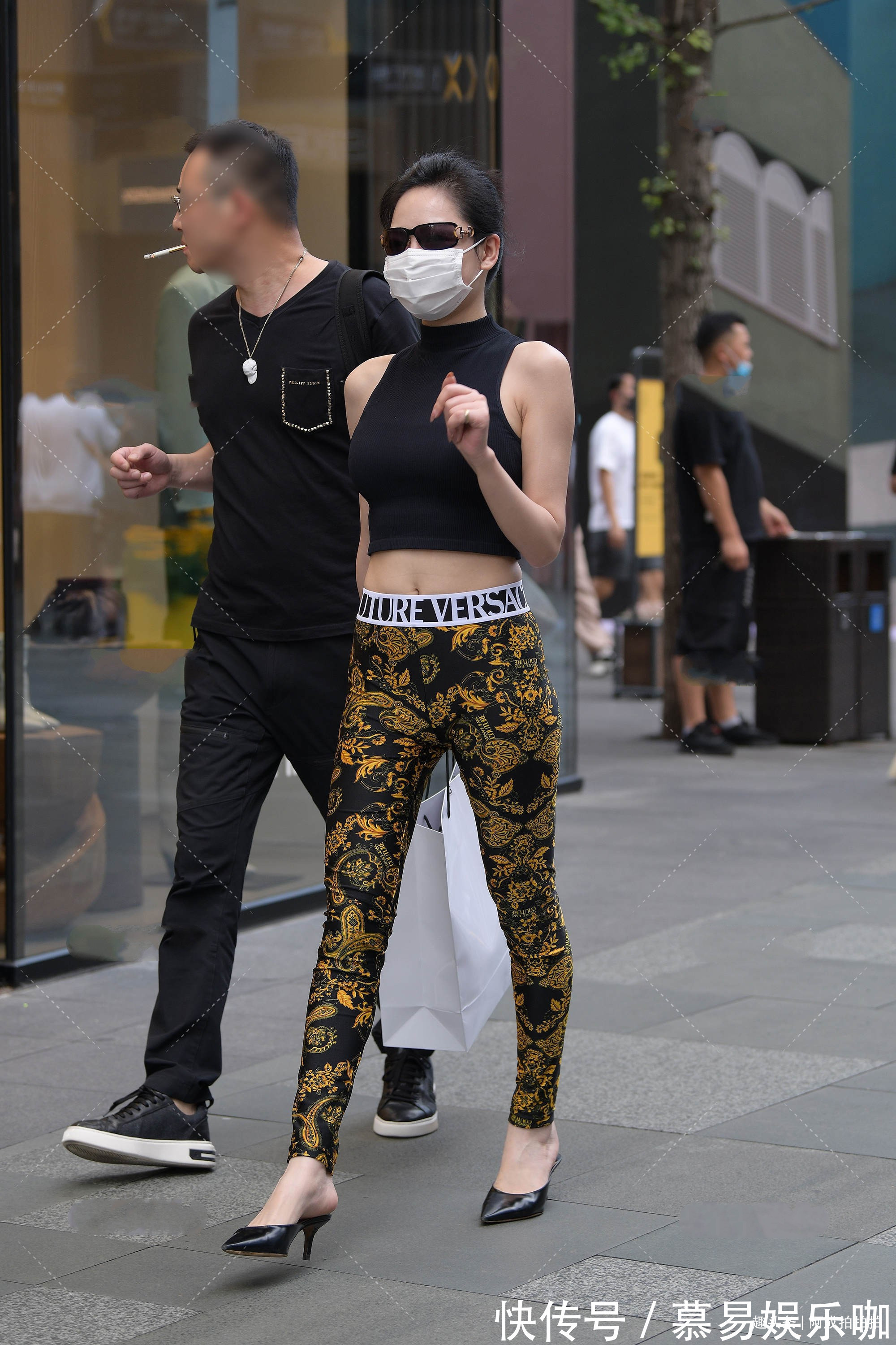 花色 黑色半高领上衣搭配花纹修身裤,设计精美,时尚感十足