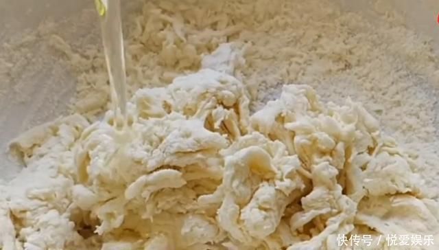 想吃这面食不用买，在家也能做大厨，不蒸不烙，10秒出锅个个空心