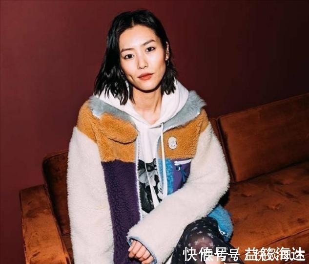 刘雯 刘雯潮流冬装搭配来袭，牛仔派克服配浅色牛仔裤，减龄时尚又有范