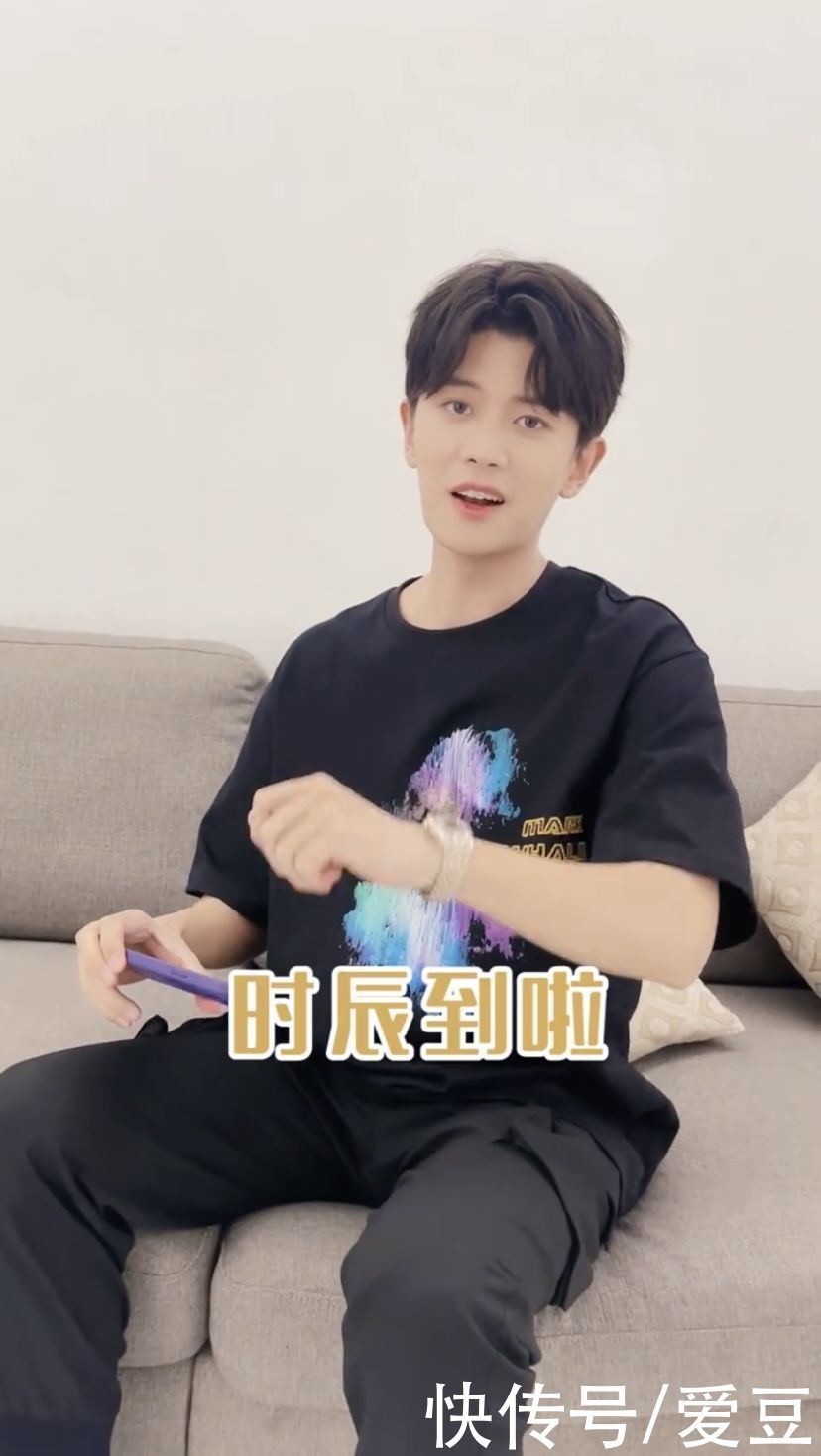 任嘉伦|210819 给勤劳营业的嘉室加鸡腿 认真观剧的任嘉伦看上去就是嘉人本人