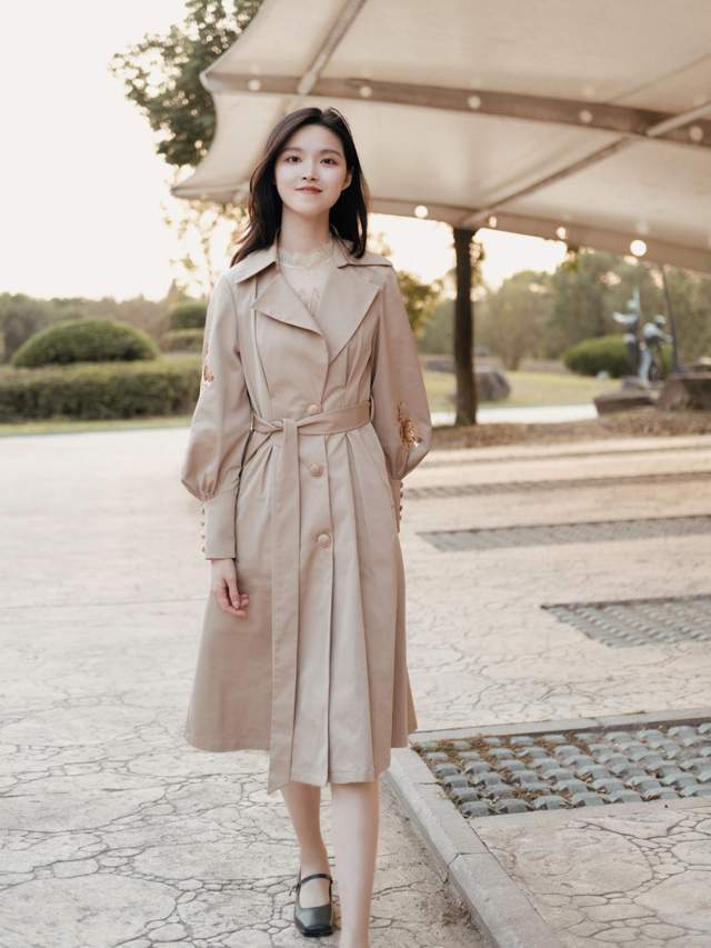 穿搭|秋天不知道该穿什么外套?这4件风衣就够了,适合30岁的女人借鉴