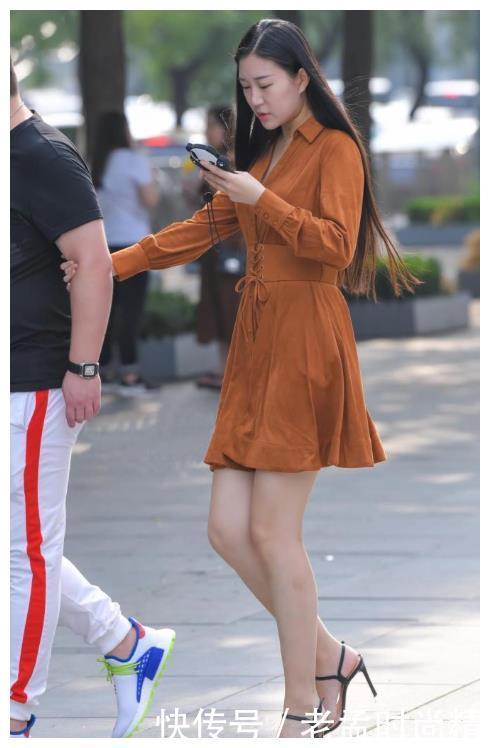 美女|街拍:丝绒连衣裙美女, 搭配高跟凉鞋, 时髦又显高挑身材