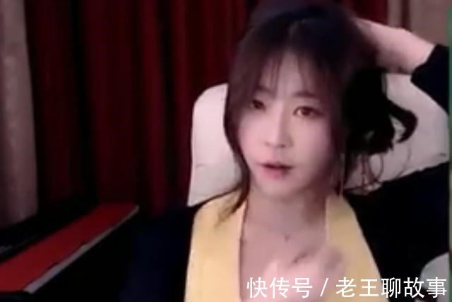 妹子|这曲线很“纲手”,不过妹子表情太尬了,纲手Cos不能这么憨