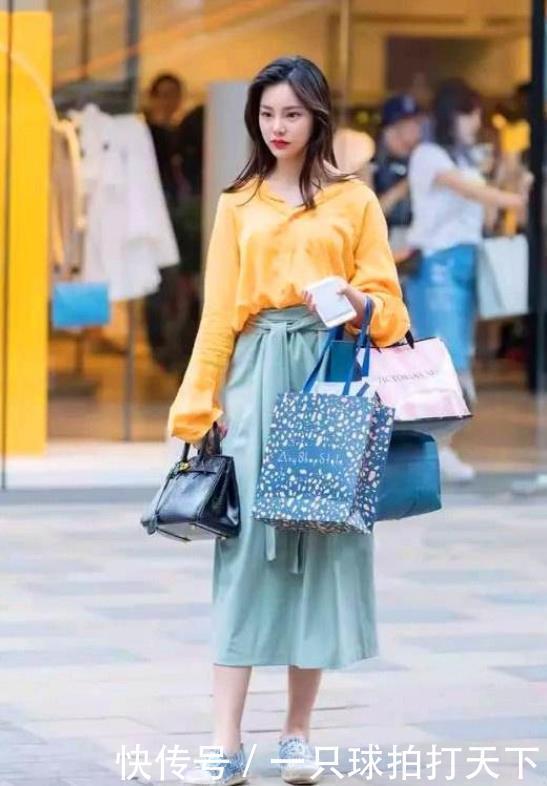 姣好|黄色上衣搭配浅色长裙,温婉柔顺,淑丽姣好