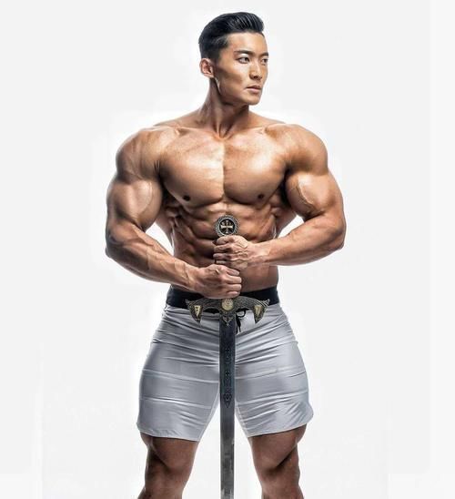 胸肌|肌肉练家子的虎背熊腰好精壮：胸肌壮实，腹肌质感，麒麟臂也健硕