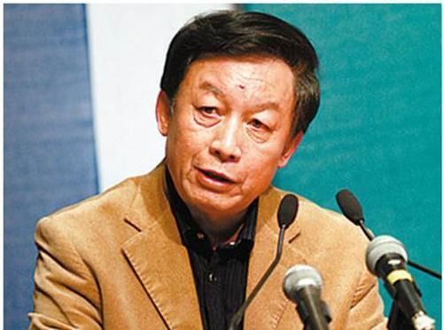 易中天去参加朋友婚礼,没做多久就愤然离席,临走还骂:令人作呕