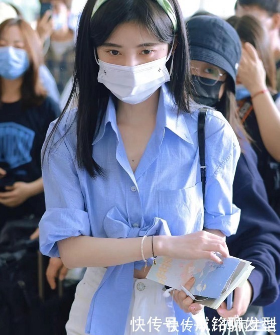 蓝色 今夏流行穿“蓝色”衬衫，清新时尚减龄还显瘦，就连明星都上头