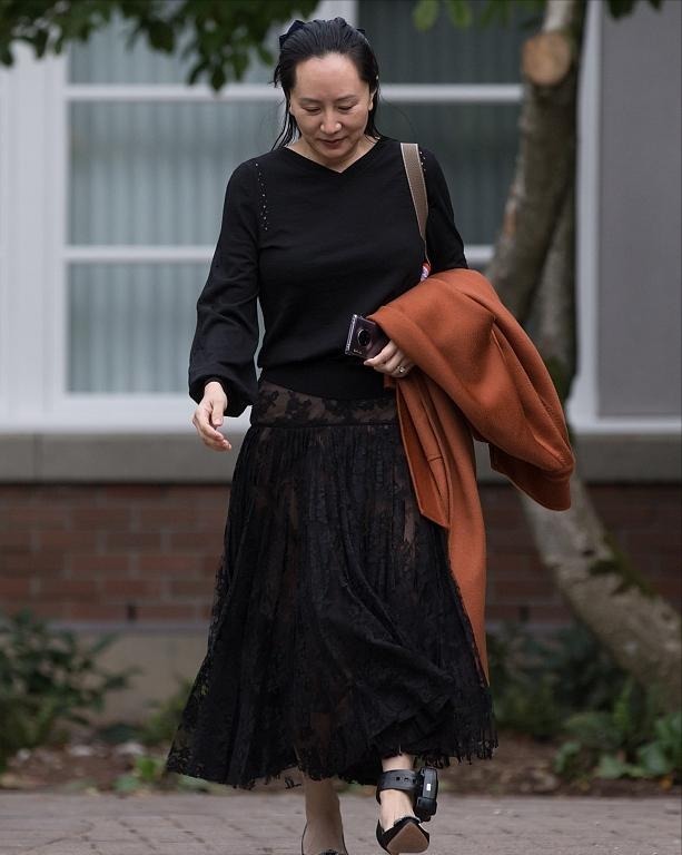 造型|姜还是老的辣!53岁周涛穿旧衣撞衫49岁孟晚舟,输年龄却赢穿搭