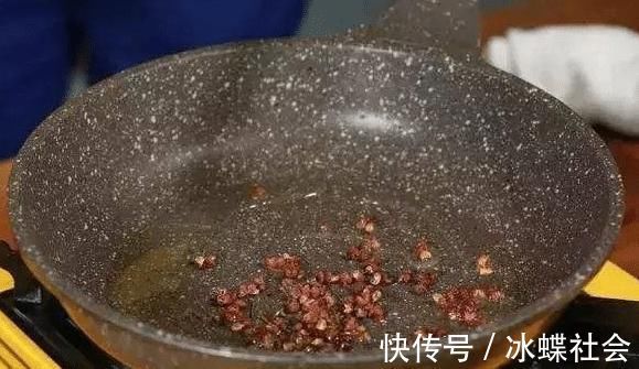 调肉馅时，有人放香油，有人放熟油，都不对，学会正确做法，喷香