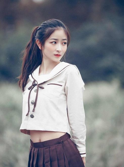 大长腿|扎着马尾辫儿的小姐姐,穿搭简单大方,纯净无暇