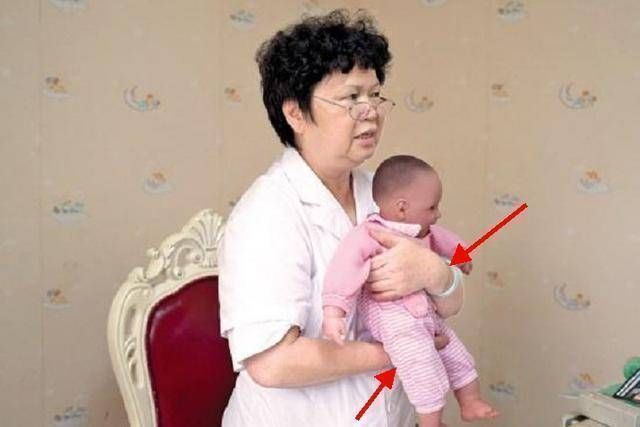 弯曲|别这样抱孩子了,伤了宝宝脊柱你还不知道,附不同月份的正确抱法