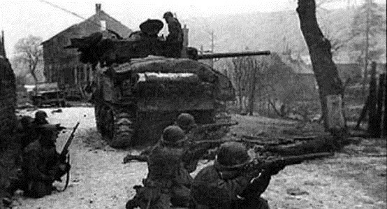 美军|二战晚期德军垂死挣扎：两辆豹式击毁美军数十辆坦克