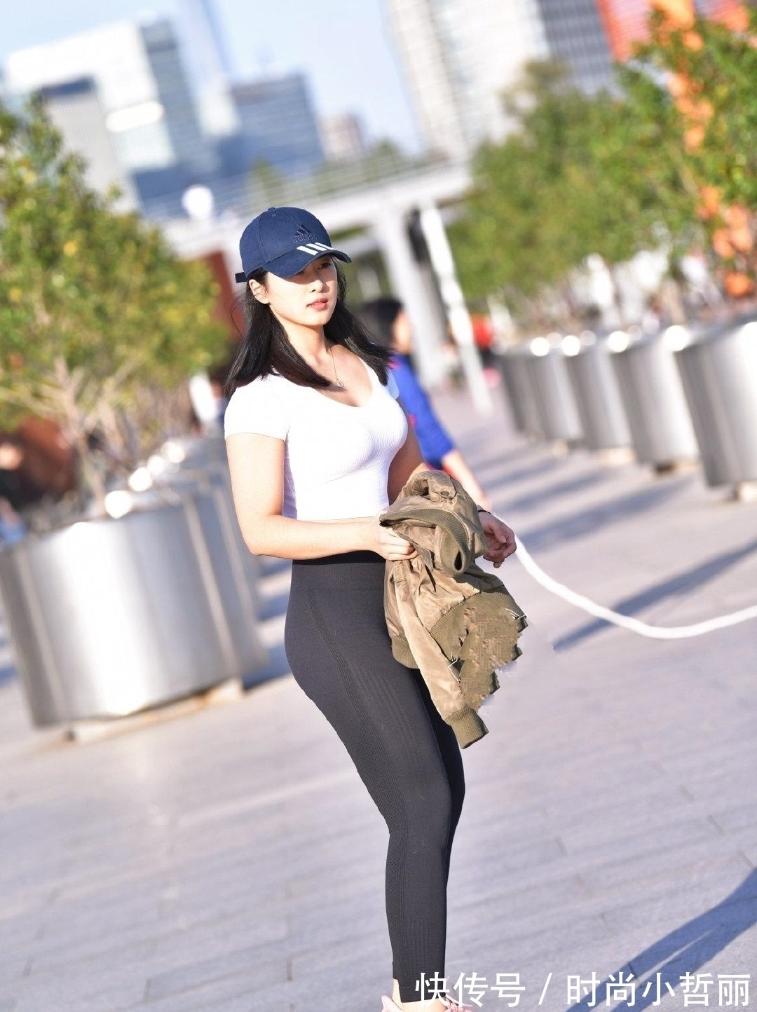 健身裤 “运动风”健身裤显腿长,白色背心减龄,同时突出优雅高贵的气质