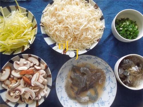 香味|天冷下雪了,让我给你炒一盘香味浓郁的大虾咖喱面吃吧