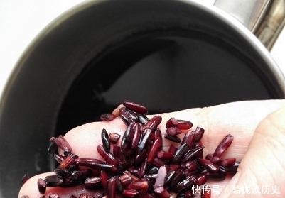 秋天,早餐多喝核桃露,营养比牛奶高,常喝补充营养,皮肤不干燥