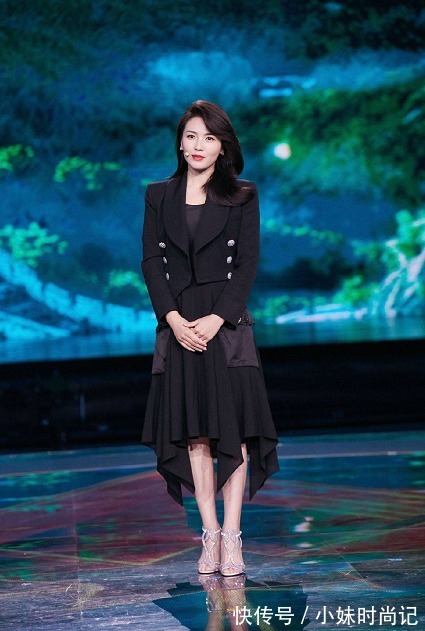 刘涛|刘涛美上央视,穿小西装配不规则长裙,展示女性优雅独立新气质