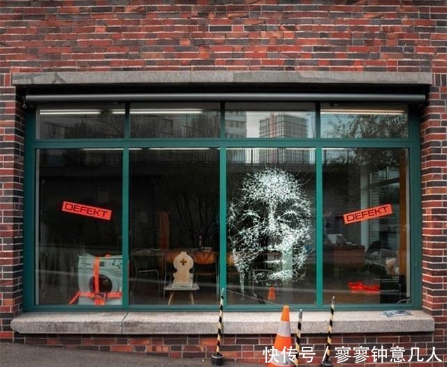 艺术家用铁锤砸玻璃,吃瓜群众开始很不屑,下一秒就惊叹:大师!