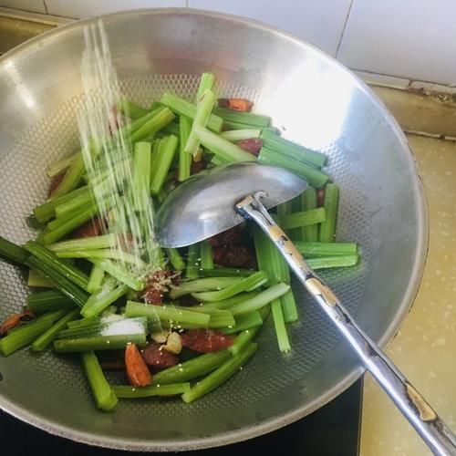 广式腊肠炒芹菜,简单美味的快手菜