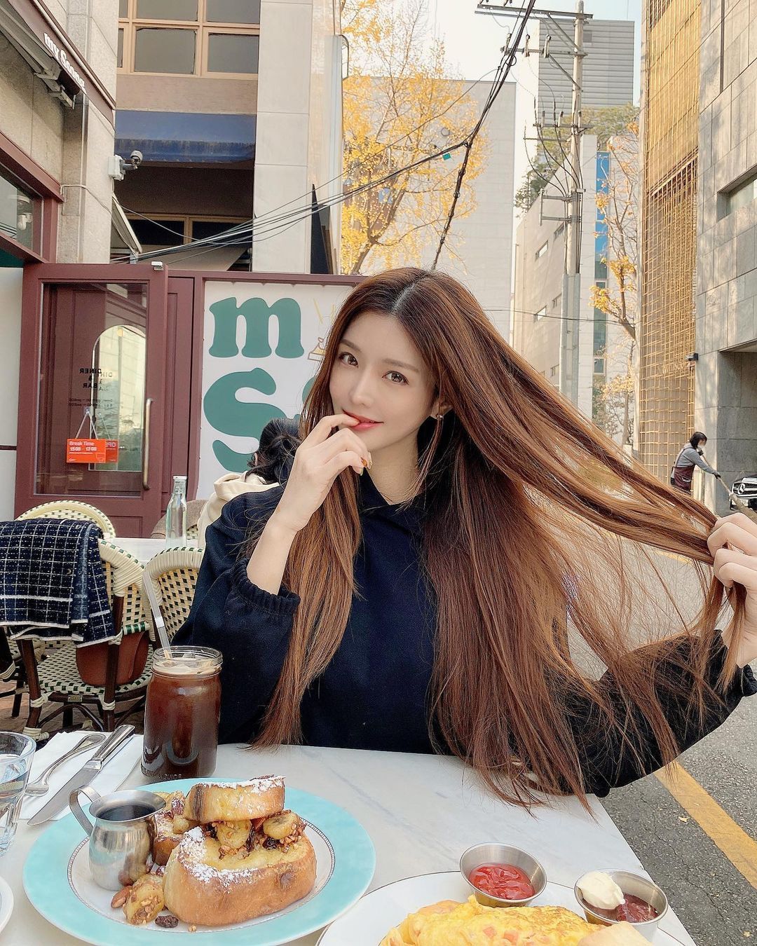 美女|美女无惧气温低, 时尚大气长大衣, 完美穿搭身上披