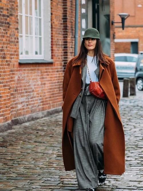 大衣里边穿什么更吸睛？试试“叠穿法”，时髦显品位