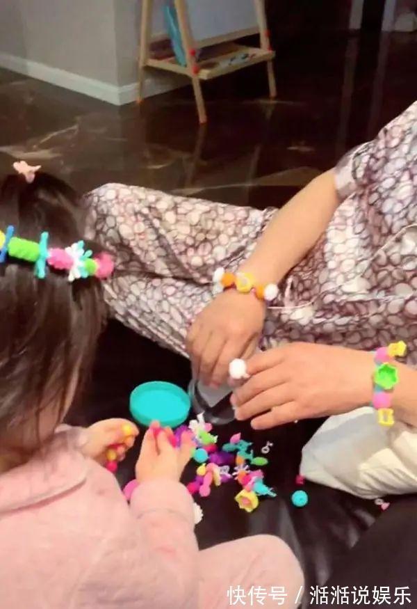 表情|爷爷被孙女打扮成贵妇,表情逗乐众人,网友同款爷爷