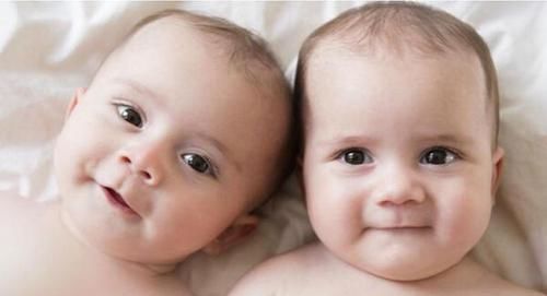 姐妹|双胞胎姐妹嫁给双胞胎兄弟,孩子出生后,奶奶发愁了