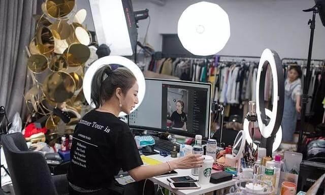 辛巴|主播演技有多好？100的东西300卖，含泪赚高价，还哭诉自己可怜