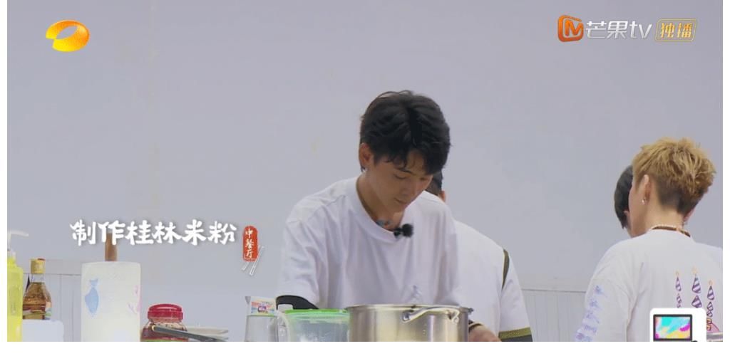 宁静|《中餐厅5》到底有多假?客人吃到生米线不吭声,赵丽颖反应得体