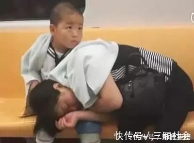 弟弟|“地铁最美姐姐”怀抱弟弟睡觉走红网络,网友:又骗我生二胎!