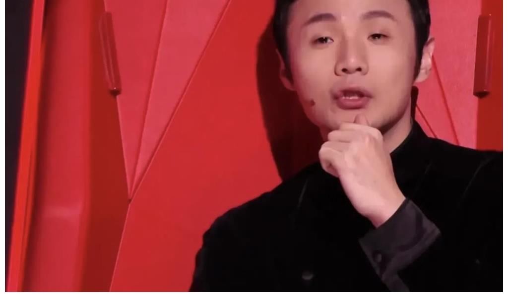 吉克雋逸|吉克雋逸真把自己當(dāng)導(dǎo)師了，李榮浩還在點評，她直接打斷自己先說