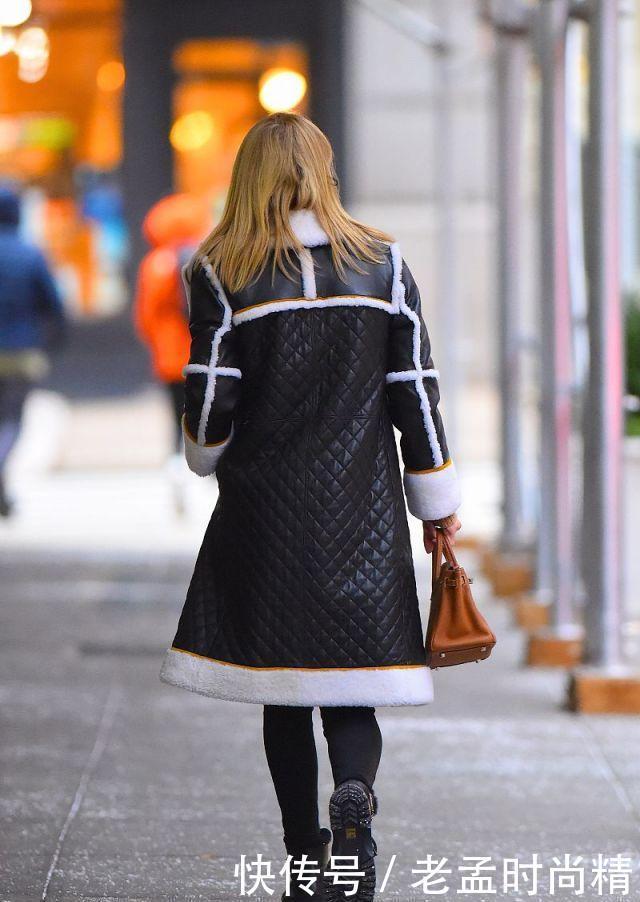 贵妇|尼基希尔顿穿格纹翻领大衣漫步街头, 风度翩翩, 像个漂亮的贵妇