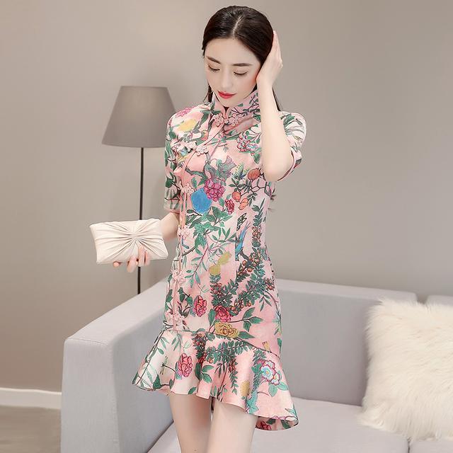 刺绣 秀丽改良版旗袍,尽显东方女性优雅韵味