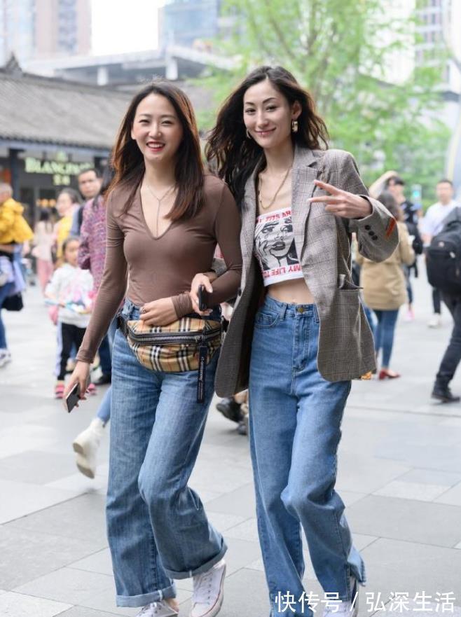 休闲裤|街拍：魅力十足的美女，休闲裤搭配T恤，清爽又显青春活力