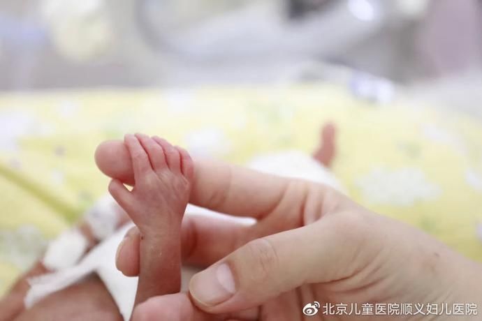 新生儿来测黄疸，没想到医生却把孩子扣下了