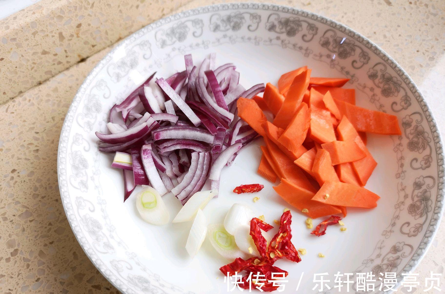 焯水|秋葵的正确吃法，除了凉拌也能炒着吃，鲜嫩有营养