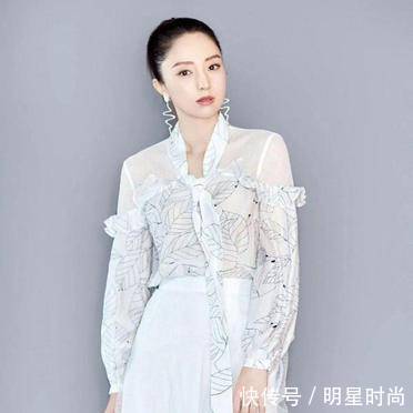 衬衫 身穿一件印花设计的白色衬衫搭配白色半身裙,温柔又时髦