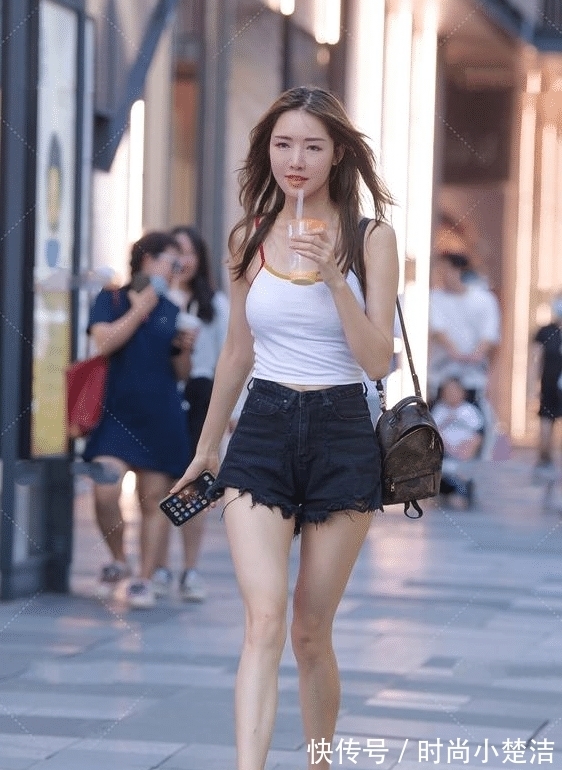 背心 背心牛仔裤搭配超可爱高跟鞋,甜美清纯,休闲舒适