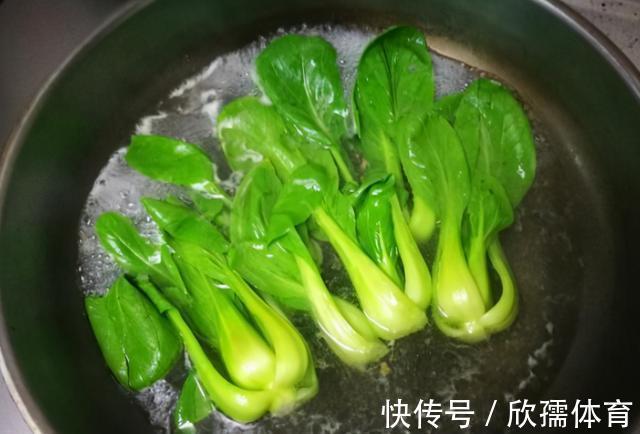 好吃|想吃脆嫩不变色的炒青菜，别再直接下锅炒，学会这招，好吃又好看
