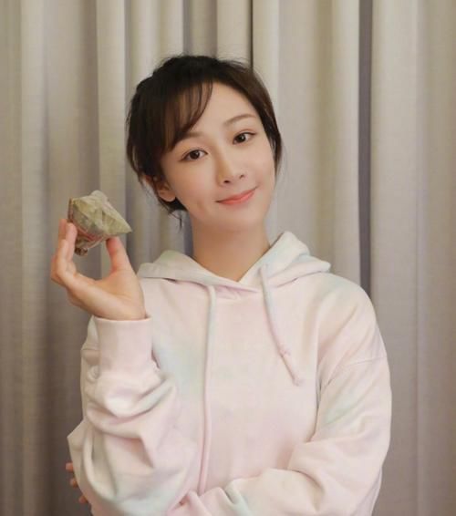 宋妈妈|萌探探探案路透，穿宫廷装造型华丽，杨紫迎来重要的人