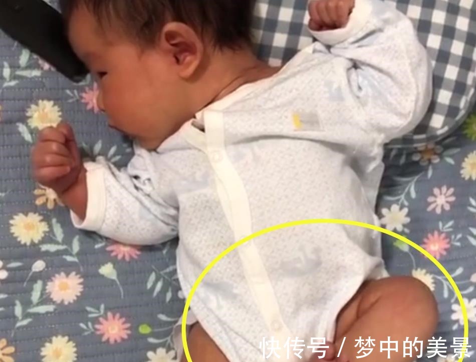 妈妈|妈妈陪宝宝玩,突然发现宝宝一动也不动,接下来妈妈笑喷了