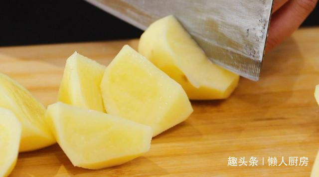想吃肉了,做了一道土豆炖排骨,配上韩式辣酱,太下饭了