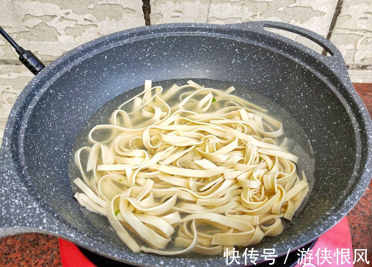 开胃小菜凉拌豆皮,简单拌一拌就上桌,家人百吃不厌