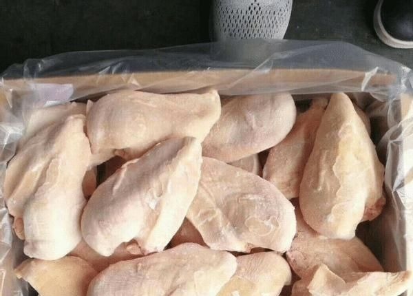 买鸡胸肉时,聪明人不买这4种,很多人不懂,老板都夸你是行家