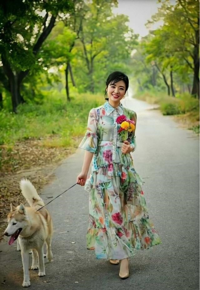 著名主持人周涛真会穿，一袭印花连衣裙清新浪漫，端庄知性