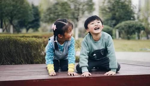 大让|趁妹妹还没醒,大宝偷亲一下,被妈妈发现后,表情可太逗了