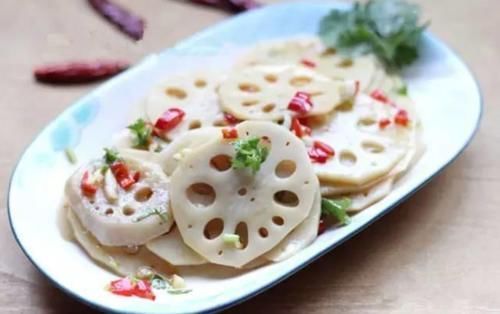 凉拌藕片怎么做才不发黑?牢记3窍门,藕片白净如雪,脆爽可口