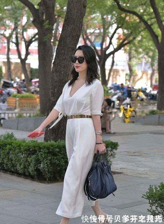 牛仔打底裤 黑色裸肩吊带搭配黑色牛仔打底裤,时尚之余比较活泼,修身显身材!