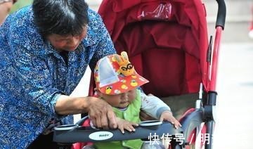 孩子|“就是跪下,也不会帮她带娃”,因为一张尿不湿,母女成仇人