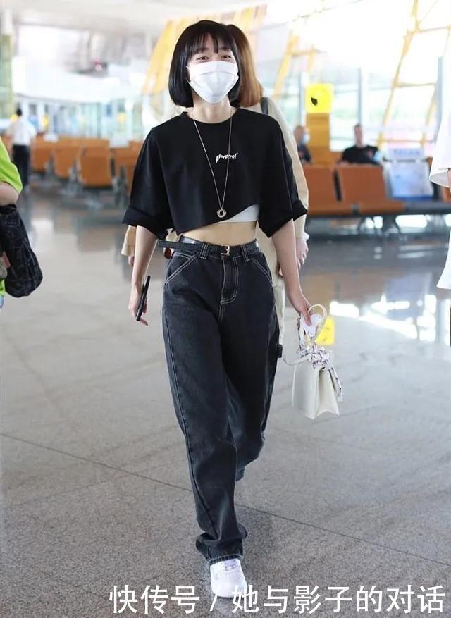 搭配|段奥娟这是瘦了多少穿露脐装配工装裤,细腰紧实一点赘肉都没有